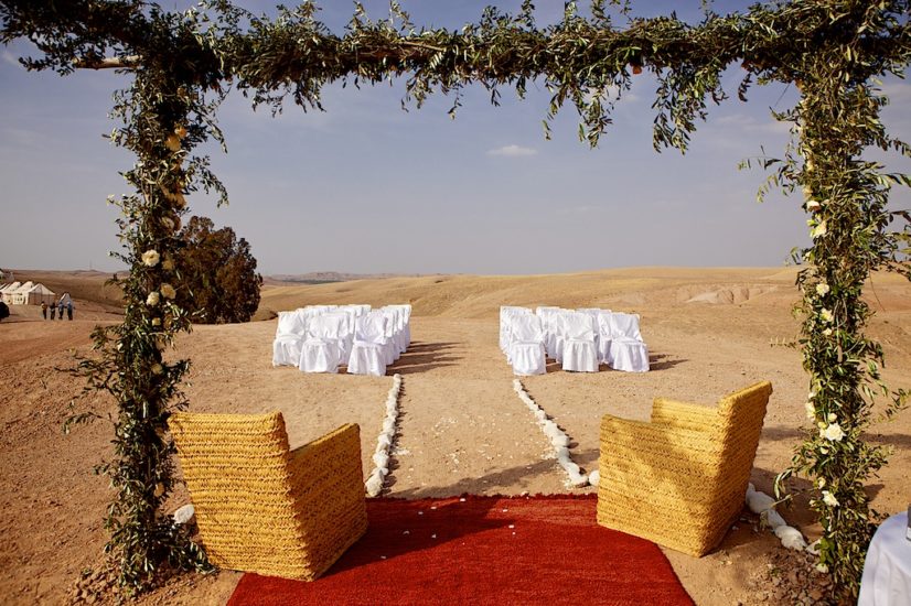 wedding in Marrakech ceremony desert La Pause ©lasdecoeur