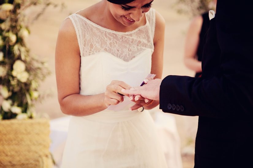 wedding in Marrakech La Pause ceremony ring ©lasdecoeur