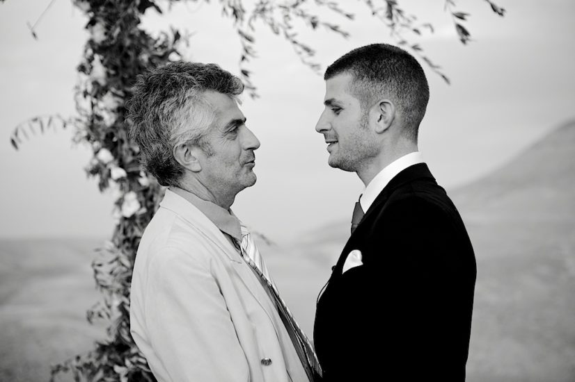 wedding in Marrakech La Pause ceremony kisses ©lasdecoeur