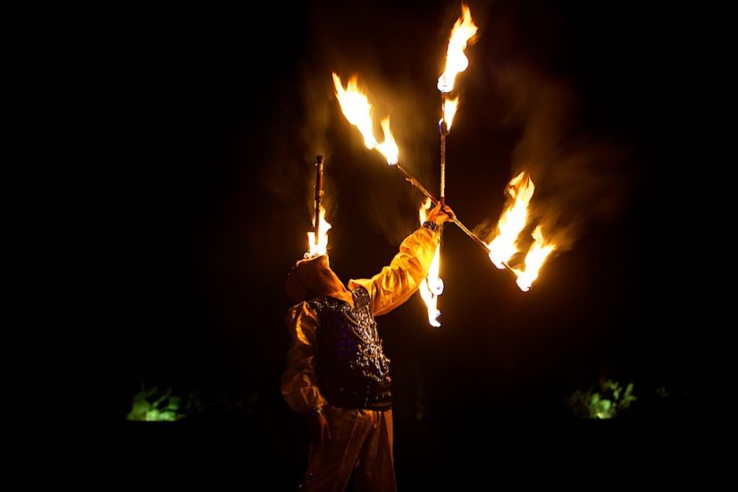 wedding in Marrakech Villa K belly fire-breathing ©lasdecoeur