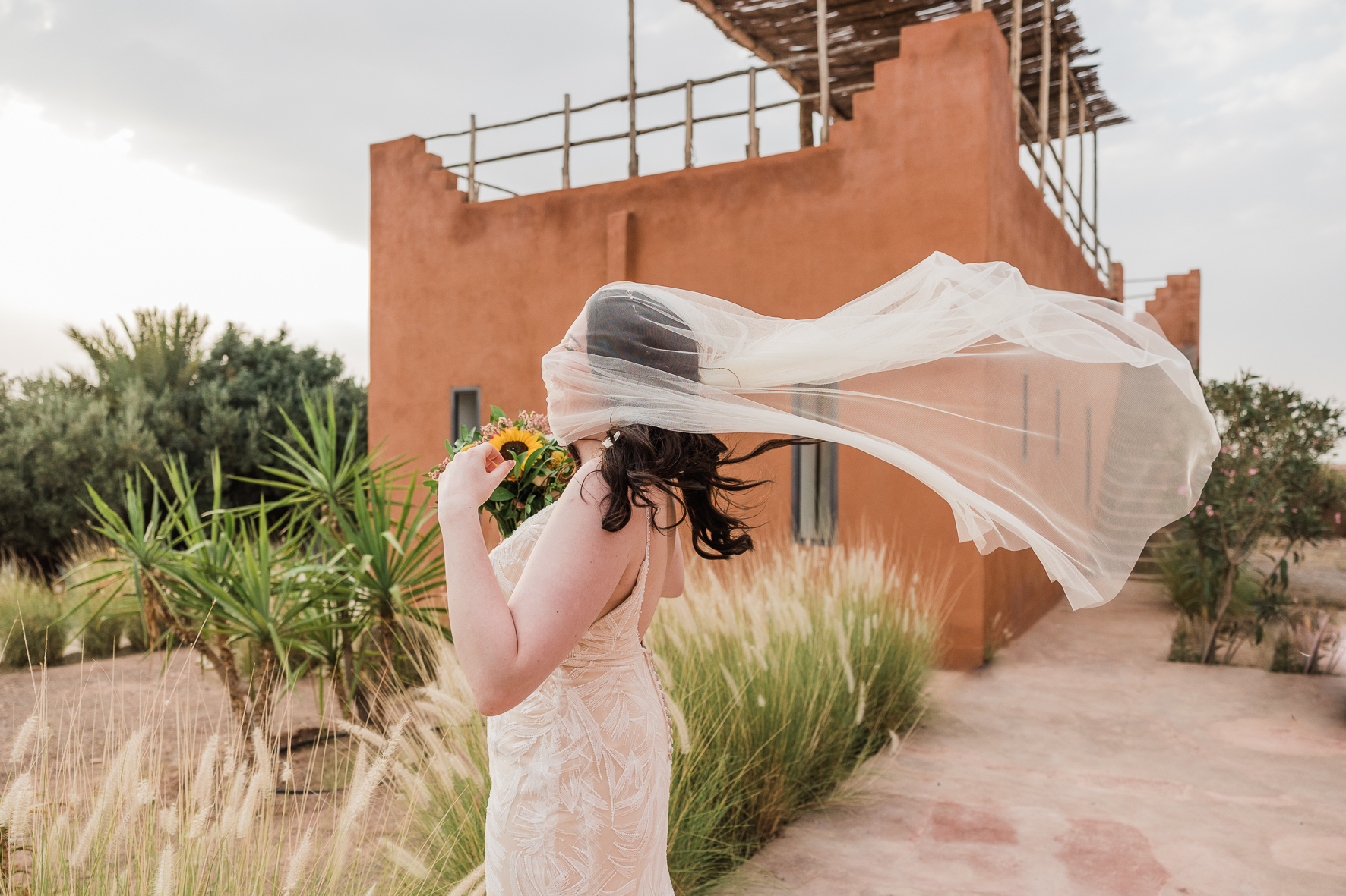 Mariée dans son voile avec le vent à Marrakech